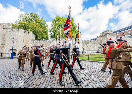 Londres, Royaume-Uni. 16 septembre 2024. Le Royal Regiment of Fusiliers quitte la Tour de Londres pour marcher à travers la ville de Londres en exerçant leur liberté de la ville et pour marquer le centenaire du privilège accordé au régiment - il leur permet d'exercer son droit de marcher avec des tambours battant, des couleurs volant, et des baïonnettes fixées dans un défilé de la Tour de Londres au Guildhall. Crédit : Guy Bell/Alamy Live News Banque D'Images
