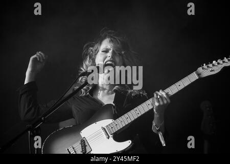 ANNA CALVI, CONCERT, GREEN MAN FESTIVAL 2014 : Anna Calvi jouant une guitare Fender Telecaster en direct sur la scène de montagne au Green Man Festival 2014 à Glanusk Park, Brecon, pays de Galles, août 2014. Photo : Rob Watkins. INFO : Anna Calvi est une chanteuse-compositrice et guitariste britannique connue pour sa voix puissante et son dramatique et atmosphérique. Ses albums acclamés par la critique, tels que Anna Calvi et Hunter, mettent en valeur son mélange de rock, art pop et performances intenses et émotionnelles. Banque D'Images