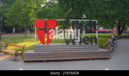 Vienne, Autriche - 17 juillet 2023. signe dans le parc près de l'hôtel de ville. Banque D'Images