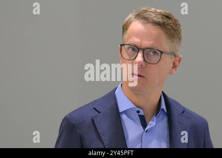 GER, Brandenburg, Oranienburg, Unternehmensbesuch in Oranienburg BEI ORAFOL Europe, Firmenrundgang mit Carsten Linnemann Generalsekretaer der CDU, sowie Dr Jan Redmann MDL und Nicole Walter-Mundt, MDL, im Bild : Carsten Linnemann Generalsekretaer der CDU, 16.09.2024, *** GER, Brandenburg, Oranienburg, Oranienburg, visite d'entreprise à Oranienburg à ORAFOL Europe, visite d'entreprise avec Carsten Linnemann Secrétaire général de la CDU, ainsi que Dr Jan Redmann MDL et Nicole Walter Mundt, MDL, en photo Carsten Linnemann Secrétaire général de la CDU, 16 09 2024, Copyright : HMBxMedia/UwexKoch Banque D'Images