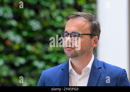 GER, Brandenburg, Oranienburg, Unternehmensbesuch in Oranienburg BEI ORAFOL Europe, Firmenrundgang mit Carsten Linnemann Generalsekretaer der CDU, sowie Dr Jan Redmann MDL und Nicole Walter-Mundt, MDL, im Bild : Jan Redmann MDL, 16.09.2024, *** GER, Brandenburg, Oranienburg, visite d'entreprise à Oranienburg à ORAFOL Europe, visite d'entreprise avec Carsten Linnemann Secrétaire général de la CDU, ainsi que Dr Jan Redmann MDL et Nicole Walter Mundt, MDL, dans la photo Dr Jan Redmann MDL, 16 09 2024, Copyright : HMBxMedia/UwexKoch Banque D'Images