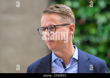 GER, Brandenburg, Oranienburg, Unternehmensbesuch in Oranienburg BEI ORAFOL Europe, Firmenrundgang mit Carsten Linnemann Generalsekretaer der CDU, sowie Dr Jan Redmann MDL und Nicole Walter-Mundt, MDL, im Bild : Carsten Linnemann Generalsekretaer der CDU, 16.09.2024, *** GER, Brandenburg, Oranienburg, Oranienburg, visite d'entreprise à Oranienburg à ORAFOL Europe, visite d'entreprise avec Carsten Linnemann Secrétaire général de la CDU, ainsi que Dr Jan Redmann MDL et Nicole Walter Mundt, MDL, en photo Carsten Linnemann Secrétaire général de la CDU, 16 09 2024, Copyright : HMBxMedia/UwexKoch Banque D'Images