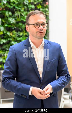 GER, Brandenburg, Oranienburg, Unternehmensbesuch in Oranienburg BEI ORAFOL Europe, Firmenrundgang mit Carsten Linnemann Generalsekretaer der CDU, sowie Dr Jan Redmann MDL und Nicole Walter-Mundt, MDL, im Bild : Jan Redmann MDL , 16.09.2024, *** GER, Brandenburg, Oranienburg, visite d'entreprise à Oranienburg à ORAFOL Europe, visite d'entreprise avec Carsten Linnemann Secrétaire général de la CDU, ainsi que Dr Jan Redmann MDL et Nicole Walter Mundt, MDL, dans la photo Dr Jan Redmann MDL , 16 09 2024, Copyright : HMBxMedia/UwexKoch Banque D'Images