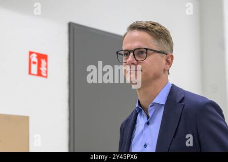 GER, Brandenburg, Oranienburg, Unternehmensbesuch in Oranienburg BEI ORAFOL Europe, Firmenrundgang mit Carsten Linnemann Generalsekretaer der CDU, sowie Dr Jan Redmann MDL und Nicole Walter-Mundt, MDL, im Bild : Carsten Linnemann Generalsekretaer der CDU, 16.09.2024, *** GER, Brandenburg, Oranienburg, Oranienburg, visite d'entreprise à Oranienburg à ORAFOL Europe, visite d'entreprise avec Carsten Linnemann Secrétaire général de la CDU, ainsi que Dr Jan Redmann MDL et Nicole Walter Mundt, MDL, en photo Carsten Linnemann Secrétaire général de la CDU, 16 09 2024, Copyright : HMBxMedia/UwexKoch Banque D'Images