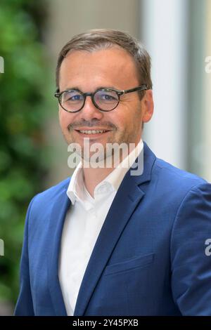 GER, Brandenburg, Oranienburg, Unternehmensbesuch in Oranienburg BEI ORAFOL Europe, Firmenrundgang mit Carsten Linnemann Generalsekretaer der CDU, sowie Dr Jan Redmann MDL und Nicole Walter-Mundt, MDL, im Bild : Jan Redmann MDL , 16.09.2024, *** GER, Brandenburg, Oranienburg, visite d'entreprise à Oranienburg à ORAFOL Europe, visite d'entreprise avec Carsten Linnemann Secrétaire général de la CDU, ainsi que Dr Jan Redmann MDL et Nicole Walter Mundt, MDL, dans la photo Dr Jan Redmann MDL , 16 09 2024, Copyright : HMBxMedia/UwexKoch Banque D'Images