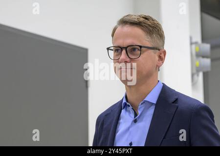 GER, Brandenburg, Oranienburg, Unternehmensbesuch in Oranienburg BEI ORAFOL Europe, Firmenrundgang mit Carsten Linnemann Generalsekretaer der CDU, sowie Dr Jan Redmann MDL und Nicole Walter-Mundt, MDL, im Bild : Carsten Linnemann Generalsekretaer der CDU, 16.09.2024, *** GER, Brandenburg, Oranienburg, Oranienburg, visite d'entreprise à Oranienburg à ORAFOL Europe, visite d'entreprise avec Carsten Linnemann Secrétaire général de la CDU, ainsi que Dr Jan Redmann MDL et Nicole Walter Mundt, MDL, en photo Carsten Linnemann Secrétaire général de la CDU, 16 09 2024, Copyright : HMBxMedia/UwexKoch Banque D'Images