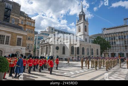 Ville de Londres, Royaume-Uni. 16 septembre 2024. Le Royal Regiment of Fusiliers quitte la Tour de Londres et marche à travers la ville de Londres pour leur 350e année, exerçant leur liberté de la ville et pour marquer le centenaire du privilège accordé au régiment. Image : le régiment est examiné par le maire de la ville de Londres et le commandant des First Fusiliers à Guildhall. Crédit : Malcolm Park/Alamy Live News. Banque D'Images