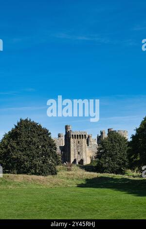 Vue extérieure du château de Bodiam du XIVe siècle dans le Sussex de l'est Banque D'Images