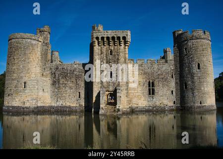 Vue extérieure du château de Bodiam du XIVe siècle dans le Sussex de l'est Banque D'Images