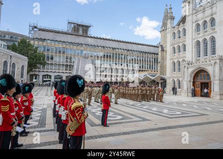 Ville de Londres, Royaume-Uni. 16 septembre 2024. Le Royal Regiment of Fusiliers quitte la Tour de Londres et marche à travers la ville de Londres pour leur 350e année, exerçant leur liberté de la ville et pour marquer le centenaire du privilège accordé au régiment. Image : le régiment est examiné par le maire de la ville de Londres et le commandant des First Fusiliers à Guildhall. Crédit : Malcolm Park/Alamy Live News. Banque D'Images