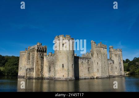 Vue extérieure du château de Bodiam du XIVe siècle dans le Sussex de l'est Banque D'Images