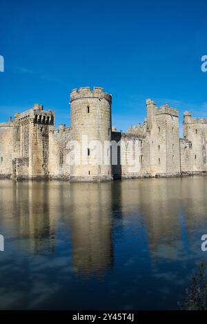 Vue extérieure du château de Bodiam du XIVe siècle dans le Sussex de l'est Banque D'Images