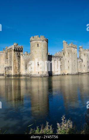 Vue extérieure du château de Bodiam du XIVe siècle dans le Sussex de l'est Banque D'Images