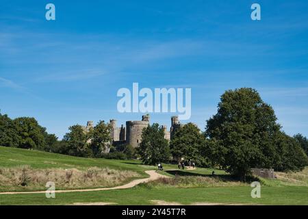 Vue extérieure du château de Bodiam du XIVe siècle dans le Sussex de l'est Banque D'Images