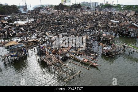 Suites d'un incendie dans le Bacoor, Cavite, au sud de Manille une photo aérienne montre des maisons incendiées causées par un incendie qui s'est produit la veille à Barangay Zapote, Bacoor, Cavite, au sud de Manille, Philippines, le 11 septembre 2024. Environ 1000 familles de colons informels vivant dans la zone côtière de Manille sont touchées par l'incendie, selon les responsables. Bacoor, Manille PHILIPPINES Copyright : xMatrixxImagesx/xNoelxCelisx Banque D'Images