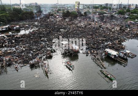 Suites d'un incendie dans le Bacoor, Cavite, au sud de Manille une photo aérienne montre des maisons incendiées causées par un incendie qui s'est produit la veille à Barangay Zapote, Bacoor, Cavite, au sud de Manille, Philippines, le 11 septembre 2024. Environ 1000 familles de colons informels vivant dans la zone côtière de Manille sont touchées par l'incendie, selon les responsables. Bacoor, Manille PHILIPPINES Copyright : xMatrixxImagesx/xNoelxCelisx Banque D'Images