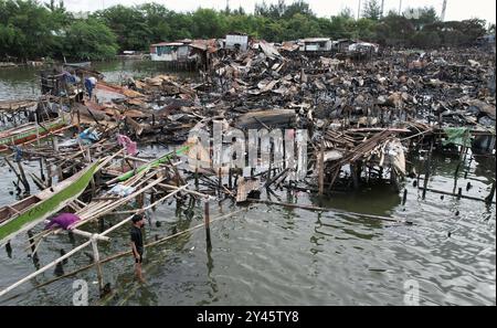 Suites d'un incendie dans le Bacoor, Cavite, au sud de Manille une photo aérienne montre des maisons incendiées causées par un incendie qui s'est produit la veille à Barangay Zapote, Bacoor, Cavite, au sud de Manille, Philippines, le 11 septembre 2024. Environ 1000 familles de colons informels vivant dans la zone côtière de Manille sont touchées par l'incendie, selon les responsables. Bacoor, Manille PHILIPPINES Copyright : xMatrixxImagesx/xNoelxCelisx Banque D'Images