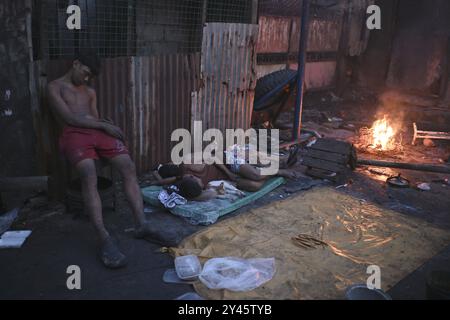 Suites d'un incendie dans le Bacoor, Cavite, au sud de Manille les hommes dorment le long d'une rue après qu'un incendie a brûlé leurs maisons causé par un incendie qui s'est produit la veille, à Barangay Zapote, Bacoor, Cavite, au sud de Manille, Philippines, le 11 septembre 2024. Environ 1000 familles de colons informels vivant dans la zone côtière de Manille sont touchées par l'incendie, selon les responsables. Bacoor, Manille PHILIPPINES Copyright : xMatrixxImagesx/xNoelxCelisx Banque D'Images