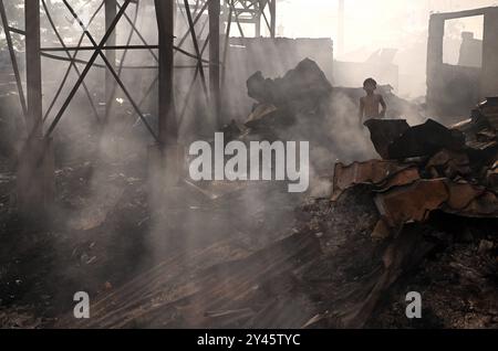 Suites d'un incendie dans le Bacoor, Cavite, au sud de Manille Un garçon se tient parmi les débris de maisons incendiées causées par un incendie qui s'est produit la veille, à Barangay Zapote, Bacoor, Cavite, au sud de Manille, Philippines, le 11 septembre 2024. Environ 1000 familles de colons informels vivant dans la zone côtière de Manille sont touchées par l'incendie, selon les responsables. Bacoor, Manille PHILIPPINES Copyright : xMatrixxImagesx/xNoelxCelisx Banque D'Images