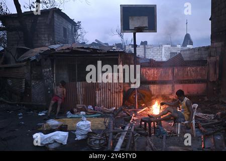 Suites d'un incendie dans le Bacoor, Cavite, au sud de Manille les hommes dorment le long d'une rue après qu'un incendie a brûlé leurs maisons causé par un incendie qui s'est produit la veille à Barangay Zapote, Bacoor, Cavite, au sud de Manille, Philippines, le 11 septembre 2024. Environ 1000 familles de colons informels vivant dans la zone côtière de Manille sont touchées par l'incendie, selon les responsables. Bacoor, Manille PHILIPPINES Copyright : xMatrixxImagesx/xNoelxCelisx Banque D'Images