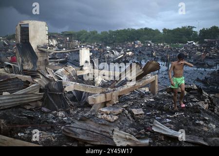 Suites d'un incendie dans le Bacoor, Cavite, au sud de Manille Un homme marche parmi les débris de maisons brûlées causées par un incendie qui s'est produit la veille à Barangay Zapote, Bacoor, Cavite, le long du sud de Manille, Philippines, le 11 septembre 2024. Environ 1000 familles de colons informels vivant dans la zone côtière de Manille sont touchées par l'incendie, selon les responsables. Bacoor, Manille PHILIPPINES Copyright : xMatrixxImagesx/xNoelxCelisx Banque D'Images