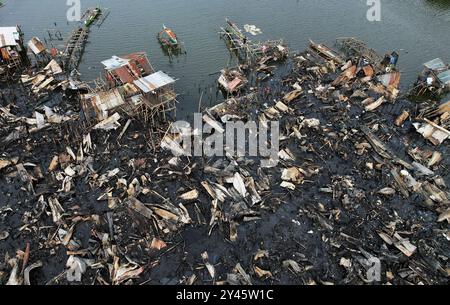 Suites d'un incendie dans le Bacoor, Cavite, au sud de Manille une photo aérienne montre des maisons incendiées causées par un incendie qui s'est produit la veille à Barangay Zapote, Bacoor, Cavite, au sud de Manille, Philippines, le 11 septembre 2024. Environ 1000 familles de colons informels vivant dans la zone côtière de Manille sont touchées par l'incendie, selon les responsables. Bacoor, Manille PHILIPPINES Copyright : xMatrixxImagesx/xNoelxCelisx Banque D'Images