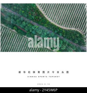 Pékin, Chine. 16 septembre 2024. Une photo prise par un drone aérien le 16 septembre 2024 montre que les participants s'affrontent lors d'une compétition de semi-marathon au pied de la montagne Helan dans le Yinchuan, dans la région autonome de Ningxia hui, au nord-ouest de la Chine. Crédit : Feng Kaihua/Xinhua/Alamy Live News Banque D'Images