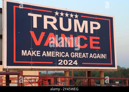 Pleasanton, États-Unis. 16 septembre 2024. Un panneau publicitaire de campagne Trump Vance est visible à l’aube le long de la Texas State Highway 97 dans le comté d’Atascosa, Texas, États-Unis, le 16 septembre 2024. Atascosa County est dans le sud du Texas, au sud de San Antonio. Les candidats républicains à la présidence ont remporté toutes les élections dans le comté d'Atascosa depuis l'an 2000. En 1996, le candidat démocrate à la présidentielle Bill Clinton l'a emporté sur le candidat républicain Bob Dole par une faible marge. (Photo de Carlos Kosienski/Sipa USA) crédit : Sipa USA/Alamy Live News Banque D'Images