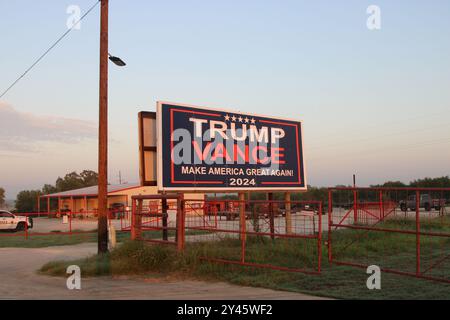 Pleasanton, États-Unis. 16 septembre 2024. Un panneau publicitaire de campagne Trump Vance est visible à l’aube le long de la Texas State Highway 97 dans le comté d’Atascosa, Texas, États-Unis, le 16 septembre 2024. Atascosa County est dans le sud du Texas, au sud de San Antonio. Les candidats républicains à la présidence ont remporté toutes les élections dans le comté d'Atascosa depuis l'an 2000. En 1996, le candidat démocrate à la présidentielle Bill Clinton l'a emporté sur le candidat républicain Bob Dole par une faible marge. (Photo de Carlos Kosienski/Sipa USA) crédit : Sipa USA/Alamy Live News Banque D'Images