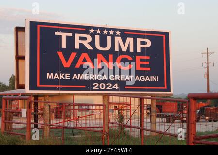 Pleasanton, États-Unis. 16 septembre 2024. Un panneau publicitaire de campagne Trump Vance est visible à l’aube le long de la Texas State Highway 97 dans le comté d’Atascosa, Texas, États-Unis, le 16 septembre 2024. Atascosa County est dans le sud du Texas, au sud de San Antonio. Les candidats républicains à la présidence ont remporté toutes les élections dans le comté d'Atascosa depuis l'an 2000. En 1996, le candidat démocrate à la présidentielle Bill Clinton l'a emporté sur le candidat républicain Bob Dole par une faible marge. (Photo de Carlos Kosienski/Sipa USA) crédit : Sipa USA/Alamy Live News Banque D'Images