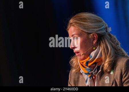 Duisbourg, Allemagne. 16 septembre 2024. Anne-Marie Großmann, directrice générale de Georgsmarienhütte Holding, prend la parole lors du « Sommet national de l'acier » du ministère des Affaires économiques de NRW dans la Mercatorhalle. Crédit : Rolf Vennenbernd/dpa/Alamy Live News Banque D'Images