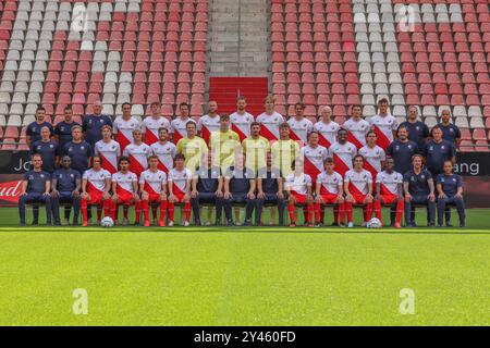 UTRECHT, PAYS-BAS - 16 SEPTEMBRE : LR première rangée : Thijs Tummers, Gino Zwirs, Jorrit Andela, Joshua Mukeh, Ole Romeny, Nick Viergever, Mike van der Hoorn, David min, Matisse Didden, Siebe Horemans, Kolbeinn Finnsson, Anthony Descotte, Silas Andersen, Marlon van Dongen, Tombra Abeke, LR Middle Row : Marcel Mul, Roderick Weusthof, Niklas Vesterlund, Oscar Fraulo, Souffian El Karouani, Michael Brouwer, Kevin Gadellaa, Vasilis Barkas, Tom de Graaff, Jens Toornstra, Noah Ohio, Victor Jensen, Rene Dannenburg, Rob Druppers, LR : rangée basse (assis) : Rainer van Gaal Appelhof, Jacob Mulenga, Adrian Blake, Zi Banque D'Images