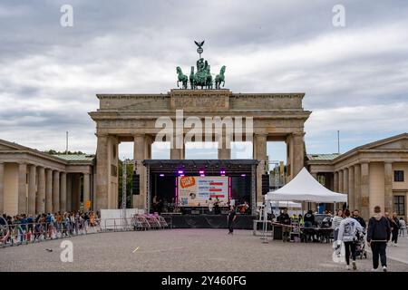 Allemagne Berlin 15 septembre 2024. Une grande foule de gens sont rassemblés devant la porte de Brandebourg à Berlin. Les gens se tiennent devant Banque D'Images