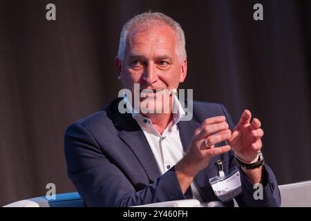 Duisbourg, Allemagne. 16 septembre 2024. Jürgen Kerner, deuxième président d'IG Metall, s'exprime au 'Sommet national de l'acier' du ministère des Affaires économiques de NRW dans la Mercatorhalle. Crédit : Rolf Vennenbernd/dpa/Alamy Live News Banque D'Images