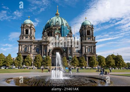 Allemagne Berlin 15 septembre 2024. Grand bâtiment cathédrale de Berlin avec une fontaine en face de lui. La fontaine pulvérise de l'eau dans l'air. Il y a un Banque D'Images