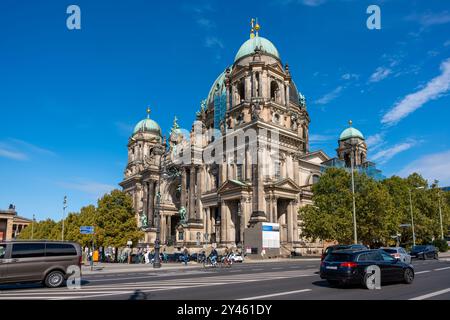 Allemagne Berlin 15 septembre 2024. La cathédrale de Berlin avec un dôme vert se dresse contre le ciel bleu. L'église est entourée d'arbres et d'une rue animée Banque D'Images