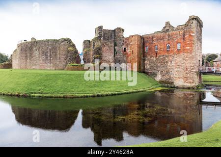 Le château de Rothesay est un château en ruines situé à Rothesay, la ville principale de l'île de Bute, dans l'ouest de l'Écosse. Banque D'Images