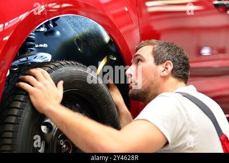 Mécanicien de voiture dans un atelier de réparation d'un véhicule Banque D'Images