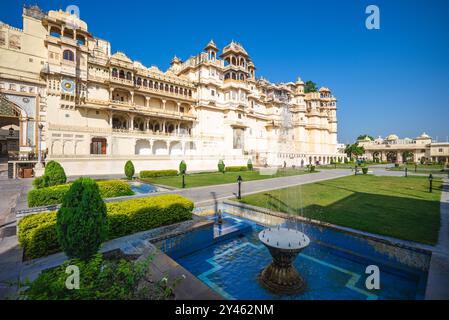 La façade du palais de la ville d'Udaipur situé à Udaipur, Rajasthan, Inde Banque D'Images