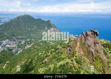 Vue aérienne de la montagne de théière et du village de Jinguashi dans le canton de Ruifang, New Taipei City, Taiwan Banque D'Images