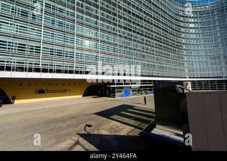 Gebouw Europese Commissie / bâtiment Commission européenne L'emblématique bâtiment du Berlaymont, où réside la Commission européenne dans le quartier européen. Bruxelles, Belgique. Brussel Shuman Gewest Brussel Belgie Copyright : xGuidoxKoppesxPhotox Banque D'Images