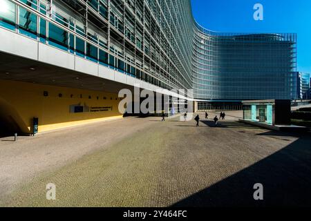 Gebouw Europese Commissie / bâtiment Commission européenne L'emblématique bâtiment du Berlaymont, où réside la Commission européenne dans le quartier européen. Bruxelles, Belgique. Brussel Shuman Gewest Brussel Belgie Copyright : xGuidoxKoppesxPhotox Banque D'Images