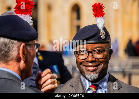 Londres, Royaume-Uni. 16 septembre 2024. Les vétérans discutent à la Tour - le Royal Regiment of Fusiliers marche à travers la ville de Londres pour exercer leur liberté de la ville et pour marquer le centenaire du privilège accordé au régiment - il leur permet d'exercer son droit de marcher avec des tambours battant, des couleurs volant et des baïonnettes fixées dans un défilé de la Tour de Londres au Guildhall. Il était commandé par le lieutenant-colonel James Fern, First Fusiliers, et comprenait plus de 400 militaires en service et à la retraite avec des contingents des First et Fifth Fusiliers, des Cadets de l'armée de Fusilier et de l'Association régimentaire Me Banque D'Images