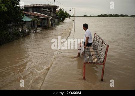 Philippines Typhon Yagi Un homme est assis sur un banc alors que la rivière Pampanga déborde à cause de la pluie continue apportée par le typhon Yagi, à San Miguel, Calumet, Bulacan, au nord de Manille, le 4 septembre 2024. San Miguel Philippines Copyright : xMatrixxImagesx/xNoelxCelisx Banque D'Images