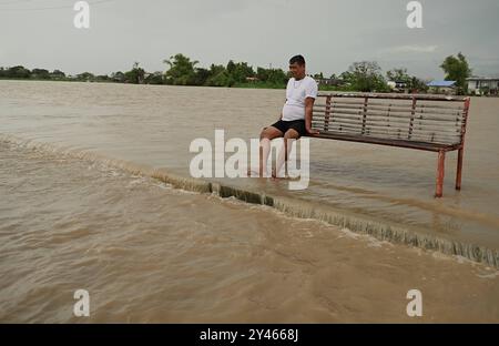 Philippines Typhon Yagi Un homme est assis sur un banc alors que la rivière Pampanga déborde à cause de la pluie continue apportée par le typhon Yagi, à San Miguel, Calumet, Bulacan, au nord de Manille, le 4 septembre 2024. San Miguel PHILIPPINES Copyright : xMatrixxImagesx/xNoelxCelisx Banque D'Images