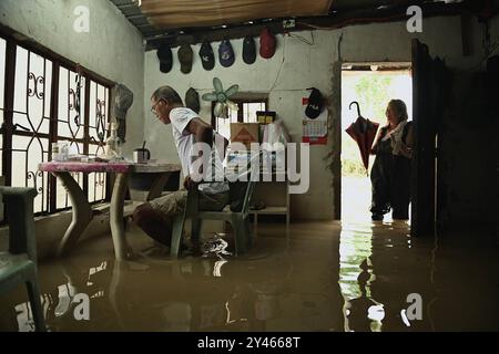 Philippines Typhon Yagi Un homme est assis sur sa table à l'intérieur de sa maison inondée causée par la pluie continue apportée par le typhon Yagi, à San Miguel, Calumet, Bulacan, au nord de Manille, le 4 septembre 2024. San Miguel Philippines Copyright : xMatrixxImagesx/xNoelxCelisx Banque D'Images