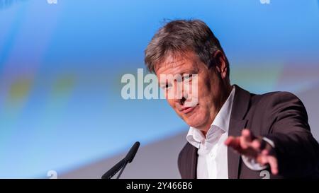Duisbourg, Allemagne. 16 septembre 2024. Robert Habeck (Alliance 90/les Verts), ministre fédéral de l'économie et de la protection du climat, prend la parole lors du "Sommet national de l'acier" du ministère de l'économie de Rhénanie du Nord-Westphalie dans la Mercatorhalle. Crédit : Rolf Vennenbernd/dpa/Alamy Live News Banque D'Images