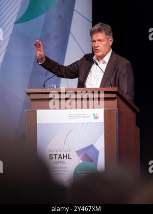 Duisbourg, Allemagne. 16 septembre 2024. Robert Habeck (Alliance 90/les Verts), ministre fédéral de l'économie et de la protection du climat, prend la parole lors du "Sommet national de l'acier" du ministère de l'économie de Rhénanie du Nord-Westphalie dans la Mercatorhalle. Crédit : Rolf Vennenbernd/dpa/Alamy Live News Banque D'Images