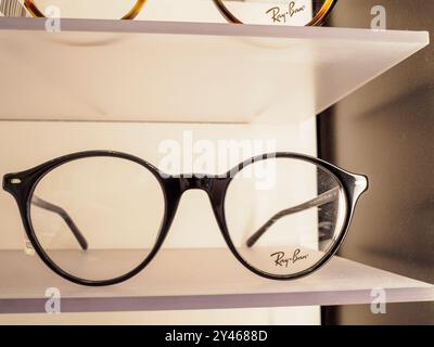 Les lunettes Black Ray Ban sont exposées sur une étagère dans un magasin optométriste, mettant en valeur leur style et la reconnaissance de leur marque Banque D'Images