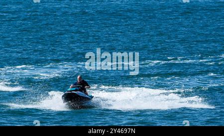 Brighton, Royaume-Uni. 14 septembre 2024. Ed Davey, chef des libéraux démocrates photographié lors de la conférence d'automne des libéraux démocrates . Le leader libéral démocrate Ed Davey arrive sur Jet ski à Brighton Marina ce matin alors que le parti tient sa première conférence d'automne après les élections générales. . Photo de Julie Edwards./Alamy Live News Banque D'Images